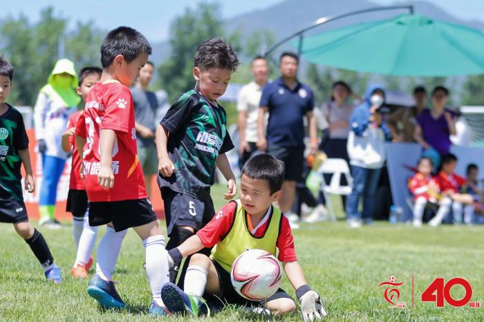 24直播網(wǎng)：百隊杯足球賽6歲、7歲足球節(jié)落幕 近200支球隊角逐
